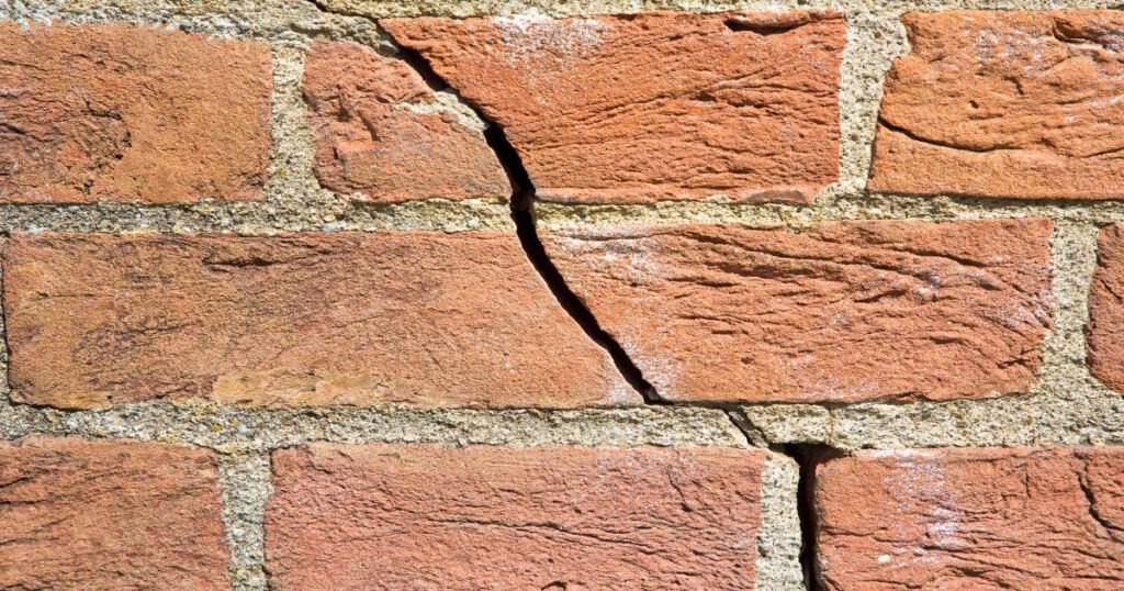 schuine barst bakstenen muur